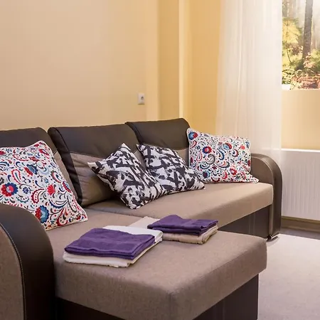 Enjoy Easy Living In Recently Renovated Studio Lejlighed