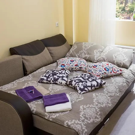 Enjoy Easy Living In Recently Renovated Studio Lejlighed *