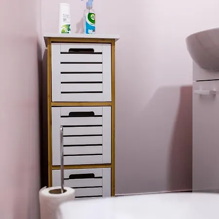 Enjoy Easy Living In Recently Renovated Studio Lejlighed